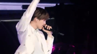 اجرای آهنگ Baepsae از بی تی اس (استیج میکس)