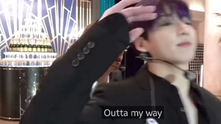 برا چی ماینشو جلو دوربین بزاره؟::)))