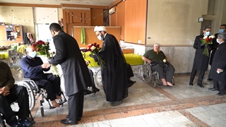 عیادت خدام امام رضا(ع)از جانبازان آسایشگاه امام خمینی(ره)