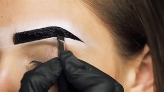 حنای ابرو چیست؟ رنگ کردن ابرو با حنا چگونه انجام می شود؟