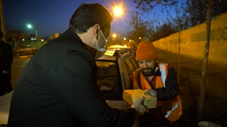 توزیع بسته متبرک صبحانه رضوی بین پاکبانان مشهد مقدس