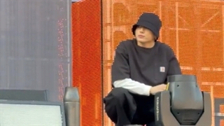 جونگ کوک رو نگاه کنید اخه مطمئنم نصف ارمیا تا ساعاتی دیگه به دست این بچه کوچولوی کیوت نابود میشن