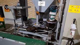 پرکن خاک در گلدان