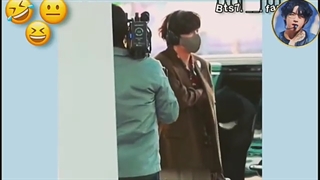 وقتی تهیونگ توی فرودگا به صورت ناگهانی به یونگی پول داد