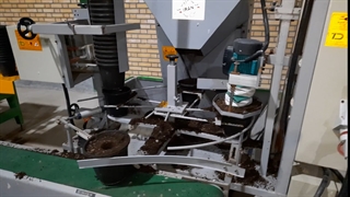 پر کردن گلدان بصورت مکانیزه توسط دستگاه پرکن اتوماتیک برای تولیدکننده گل گلدانی