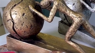 مجسمه مرد جهانگرد پلی رزین