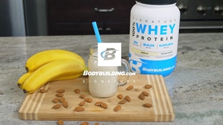 شیک خامه‌ای بادام و موز