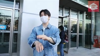 ویدیویی از یونگجه در حال رفتن به برنامه رادیویی Youngjae's Best Friend