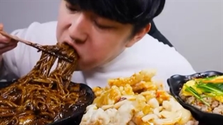 اسمرفود/کوتاه/خوردن/نودل/میگو سوخاری/برنج با مخلفات