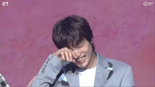 اجرای آهنگ Peter Pan از اکسو در فن میتینگ سالگرد ده سالگی