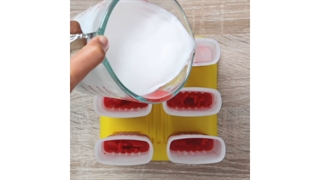 طرز تهیه بستنی میوه ای سه رنگ