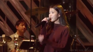 اجرای آهنگ میا در کنسرت