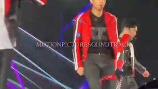 قسمتی از فنکم اجرای آهنگ Gravity از اکسو فوکوس روی کای