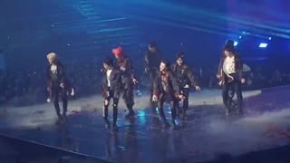 اجرای Domino+Thunderous+God's menu اسکیز در کنسرت سئول