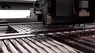 فیلم قطعه برداری و جای‌گذاری قطعه توسط دستگاه Pick and Place (رویال صنعت سامانه)