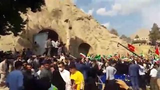 اجرای سرود سلام فرمانده در طاقبستان کرمانشاه