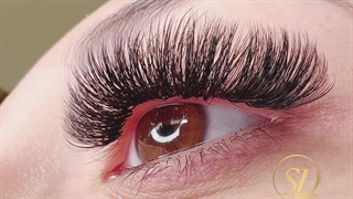 اکستنشن مژه استایل خط چشمی به صورت تخصصی در مرکز سارا دماوندی