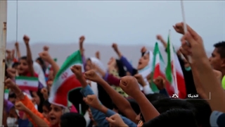 سرود سلام فرمانده با لباس محلی در اندیکا و با حضور خدام حرم مطهر رضوی