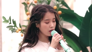 اجرای لایو اهنگ Eight از IU و Suga عضو گروه BTS