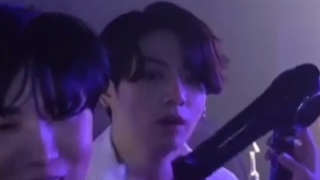 وقتی جونگ کوک ادای بابای یونگی رو در میاره (کپشن)