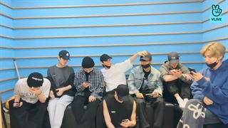 لایو گروهی اسکیز_ری‌اکشن به ام وی Your Eyes <زیرنویس فارسی>