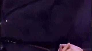 اش خوردنای تهکوک وسط کنسرت:))فقط اون نگاه و پوزخندش:))