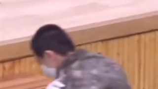 جین تو سربازی شونه اش اسیب دیده