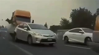 وقوع حادثه ای مرگبار توسط راننده دیوانه تریلی در اتوبان آمریکا به دلیل ترمز بریدن