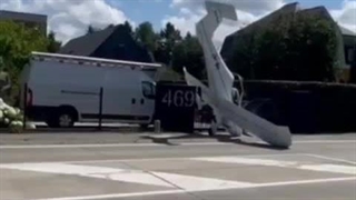 سقوط هواپیما پس از باز شدن چتر نجات در آسمان