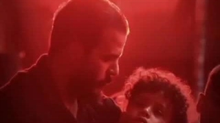 توضیح دادن روضه توسط پدر با اشاره برای دو پسر ناشنواش