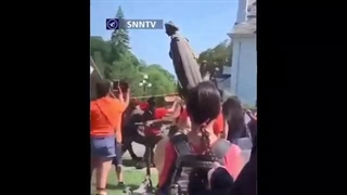 سرنگونی مجسمه ملکه الیزابت توسط بومیان خشمگین کانادایی بعد از پیدا شدن گور دسته جمعی 215 کودک