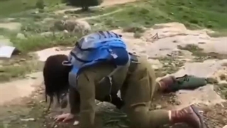 ترسیدن سرباز شجاع صهیونیستی از یک کرم:)