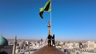 مراسم تعویض پرچم گنبد امام علی ابن موسی الرضا(ع) پس از محرم و صفر ۱۴۰۲
